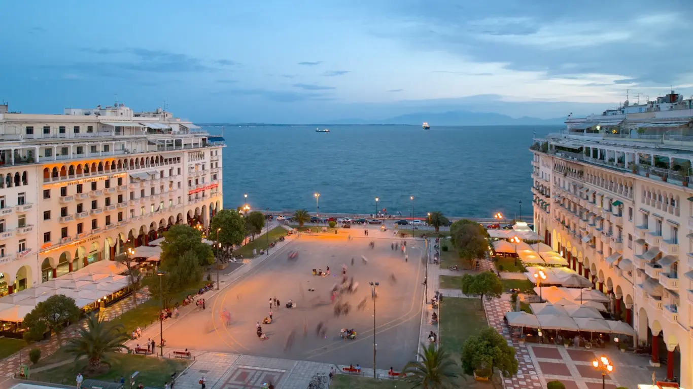 Praça no centro de Tessalonica